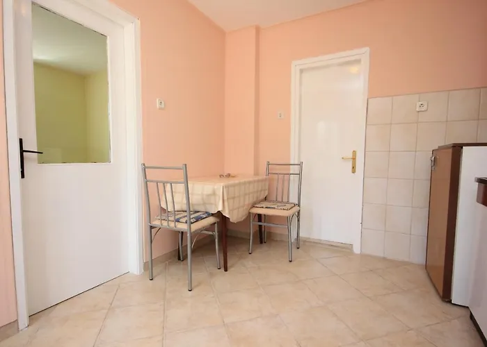 Opric 7716b Apartman *